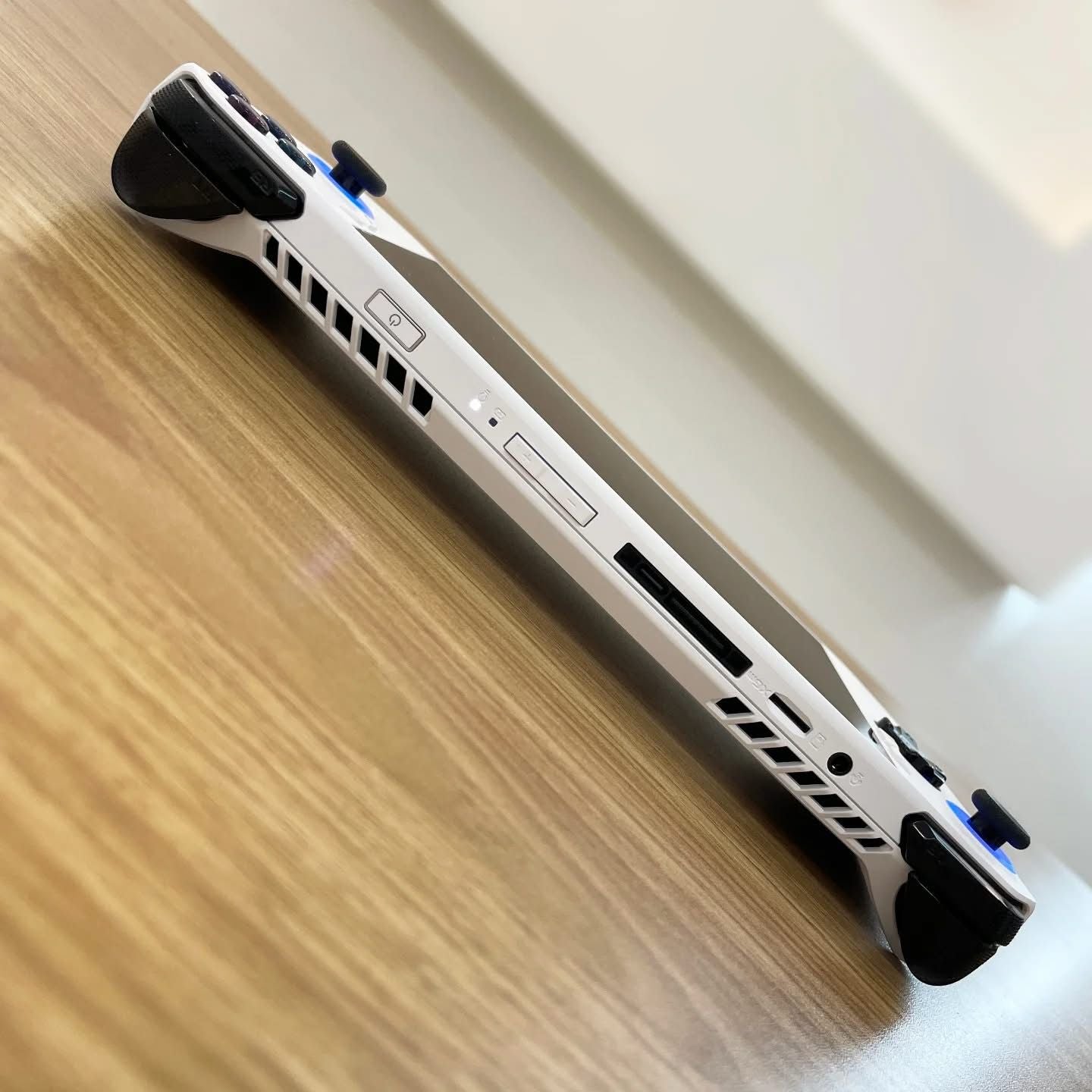 ASUS ROG ALLY RC71L RYZEN Z1 EXTREME RADEON GRAPHICS 4GB VGA 7" FHD TOUCHSCREEN 120HZ GAMING CONSOLE (NEW OB)