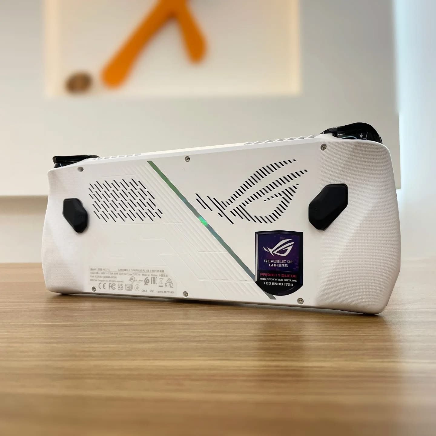 ASUS ROG ALLY RC71L RYZEN Z1 EXTREME RADEON GRAPHICS 4GB VGA 7" FHD TOUCHSCREEN 120HZ GAMING CONSOLE (NEW OB)